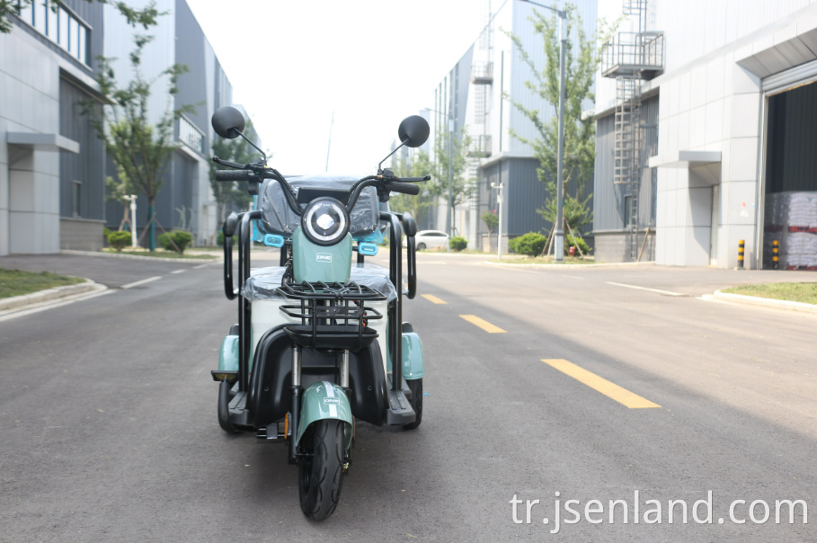 Üç yolcu üç tekerlekli bisiklet Three Passengers Tricycle